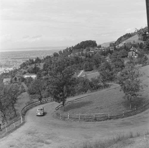 Ein Auto auf einer Straße oberhalb von Dornbirn.