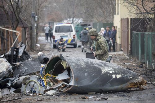 Ein Soldat der ukrainischen Armee inspiziert die Überreste einer in Kiew abgestürzten Militärmaschine. Unklar ist offenbar geblieben, was zum Absturz geführt hatte.