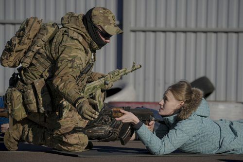 Eine Frau hält eine Waffe während eines Kampftrainings für Zivilisten der ukrainischen Nationalgarde in Mariupol, Donezk.  AP