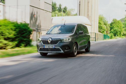 Eine großzügige Chromzugabe hat Renault dem völlig neuen Kangoo auch in der Kastenwagenversion spendiert. Bis zu 3300 Liter packt der Laderaum.