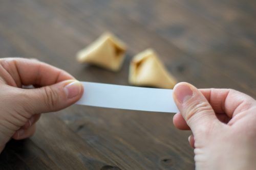 Eine Valentinsidee: Glückskekse mit Liebesbotschaften. Shutterstock