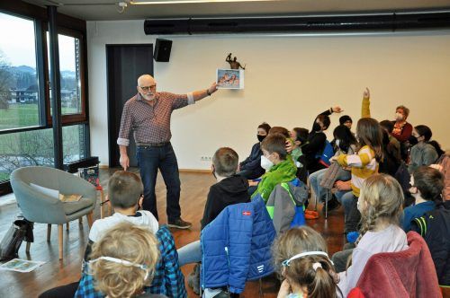 Einmal im Monat gestaltet der ehemalige Volksschuldirektor in der Bücherei Rohrbach eine literarische Stunde für Kinder ab acht Jahren. 