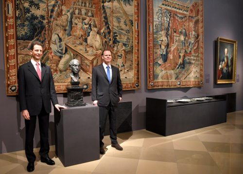 Erbprinz Alois und Prinz Constantin von und zu Liechtenstein mit einer Büste von Joseph Wenzel in der Ausstellung „Treuer Fürst“ im Gartenpalais Liechtenstein in Wien. APA