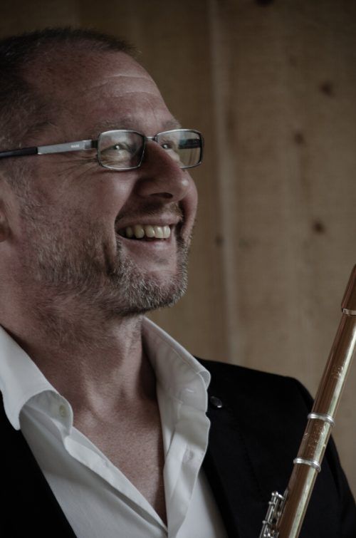 Erich Tiefenthaler spielt auch auf besonderen Bambusflöten.