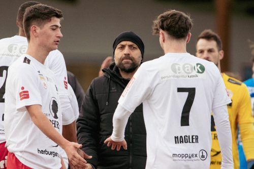 Erlebte kein schönes Debüt auf der FCD-Trainerbank: Muhammet Akagündüz. gepa