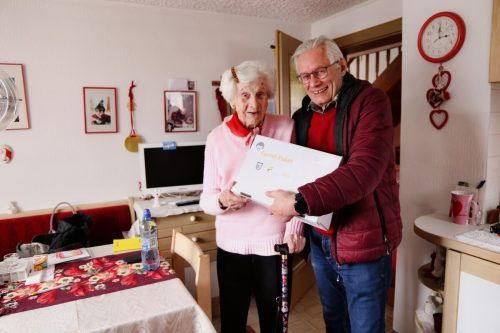 Erna Ströhle (im Bild mit Reinhard Decker) freute sich über ihr Paket.