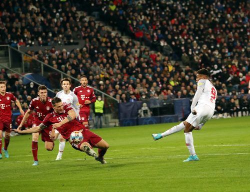 Erst zehn Minuten im Spiel und schon trifft Chikwubuike Adamu ins Bayern-Herz – mit einem herrlichen Schlenzer gelingt ihm das 1:0. apa