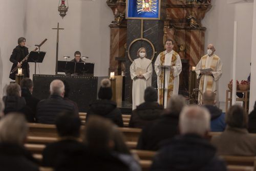 Etwa 60 Menschen ließen sich am Sonntag in der Basilika Maria Bildstein anlässlich des Valentinstags segnen. VN/Paulitsch