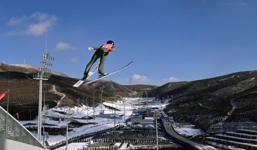 Eva Pinkelnig genießt den Blick bei ihrem Sprung über den Olympiaanlagen von Zhangjiakou. afp