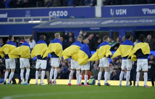 Everton-Spieler zeigen vor dem Spiel gegen Manchester City Flagge. ap