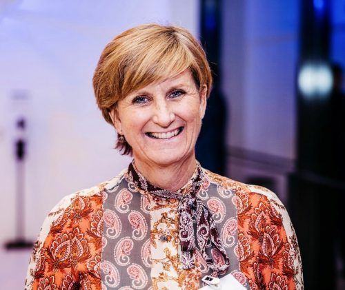 Messe-Chefin Sabine Tichy-Treimel (53) hat nur schöne Erinnerungen an vergangene Winter. „In unserer Kindheit gab es im Winter immer in St. Corneli, Feldkirch, das beliebte ,Zizile‘-Rennen vom Skiverein Tosters. Der Hang musste getrippelt werden, Lift gab es keinen, unser Papa trainierte mit uns dafür“, erinnert sie sich. Sie selbst schaffte es ebenfalls aufs Podest: „Das war großartig und immer wieder ein großes Winterspektakel.“ Skifahren war für Treimel in der Kindheit immer das Schönste in den Weihnachtsferien. „Unsere Eltern waren selber begeisterte Skifahrer, und so ging es jede freie Minute auf die Skipisten ins Brandnertal.“ Auch beruflich habe sie dann von 1996 bis 2007 der Skisport fasziniert. „So konnte ich in der Agentur WWP Skiweltcupluft schnuppern und viele Skistars persönlich kennen lernen, wie Luc Alphand.“