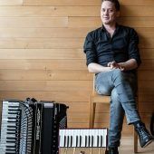 Philipp Lingg tritt bei großem Akkordeon Festival auf. »D9
