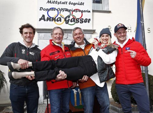 Franz Klammer, Fritz Strobl und Skispringer Thomas Morgenstern feiern Gasser. apa