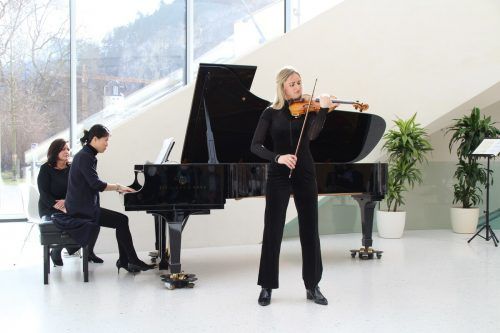 Franziska Ude und Amad Shikh Sleman spielten zur Mittagszeit im Montforthaus auf. Heilmann