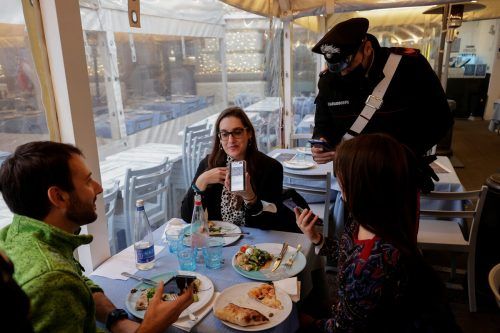 Für die Einreise nach Italien reicht seit Neuestem ein Test, im Restaurant aber nicht. Dort gilt die 2G-Regel. Reuters