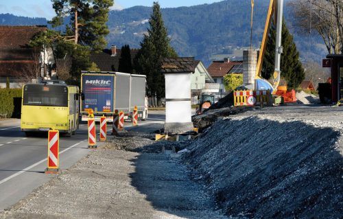Für die Fertigstellung der Busspur Richtung Rheinbrücke in Höchst muss noch der Bildstock versetzt werden.