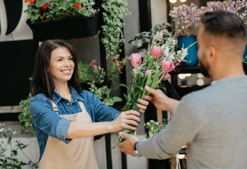 Gemischte Blumensträuße und Rosensträuße kommen zum Valentinstag bei den Damen am besten an. shutterstock