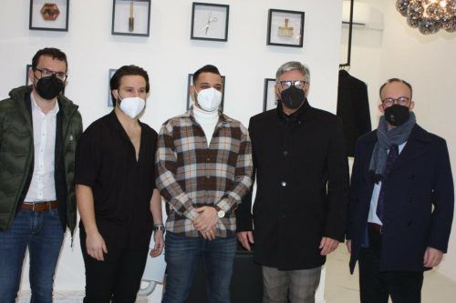 Geschäftsführer Ahmet Kaplan (2.v.l.) mit Lukas Debortoli (Stadtmarketing), Kumail, Bürgermeister Wolfgang Matt und Wirtschaftsstadtrat Benedikt König. VN/TK