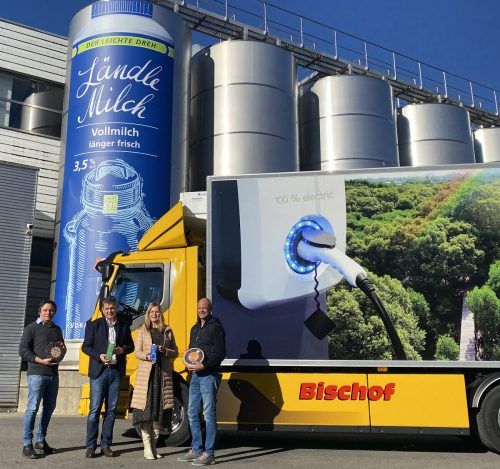 Geschäftsführer von Bischof Transporte und Vorarlberg Milch mit neuem E-Lkw. FA