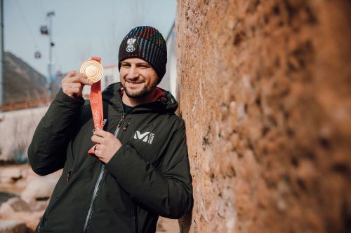 Gold glänzt am Tag danach noch schöner: Johannes Strolz zeigt die Belohnung für den Olympiasieg in der Kombination. gepa