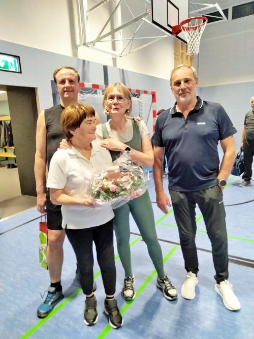 Gratulation zum 90. Geburtstag bei Herzintaktgruppen: Anni Raid mit Vereinsarzt Dr. Frey (l.), Obfrau Dr. Haderer und Übungsleiter Dir. Klemens Voit.  AJK/3
