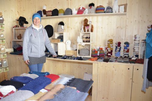Heidi Lingg bietet in ihrem Verkaufsbereich fair produzierte Artikel aus Alpakavlies an.