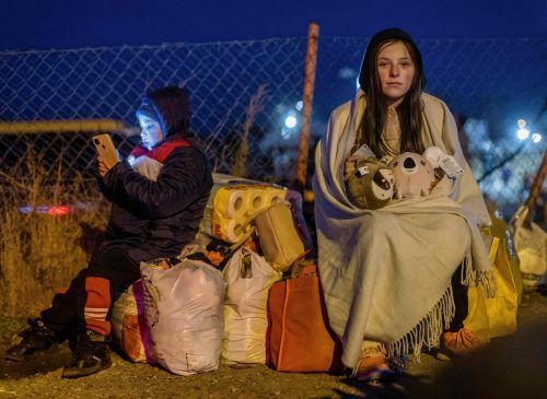 Helena und ihr kleiner Bruder Bodia sind auf der Flucht an der Grenze zu Ostpolen gestrandet. afp