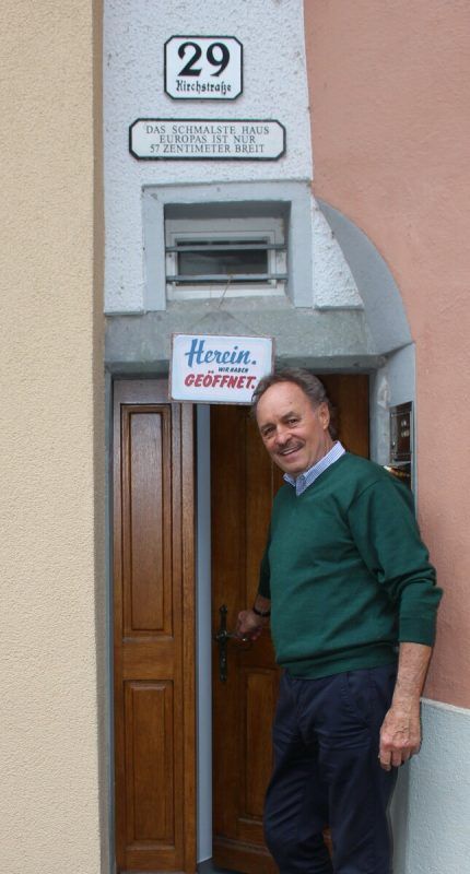 Hinter der Fassade des schmalsten Hauses eröffnet sich eine verblüffende Galerienlandschaft.