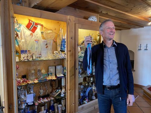 Hubert Strolz zeigte stolz seine olympische Goldmedaille aus dem Jahr 1988 her. Mirjam Mayer