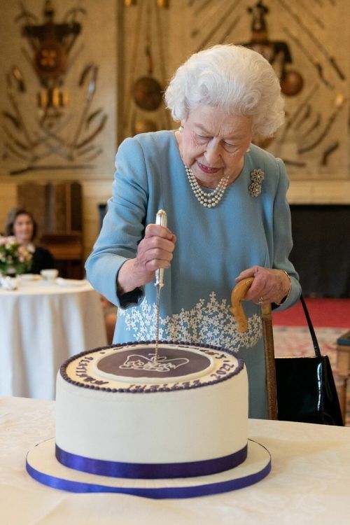 Im Ballraum des Sandringham-Palastes gab‘s die Jubiläumstorte. reuters