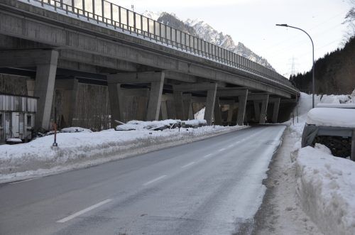 Im Bereich Erlenau/Radona wird ein Gehsteig für die Fußgänger errichtet.  DOB