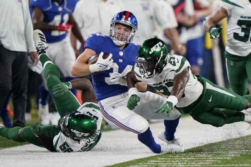 Im Clinch: Giants Running Back Sandro Platzgummer. ap