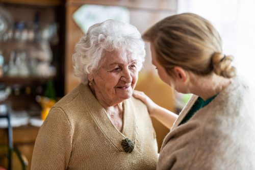 Im Rahmen des „Community Nursing“ sollen ältere, allein lebende Menschen in ihrem Alltag zuhause unterstützt werden. Adobe Stock