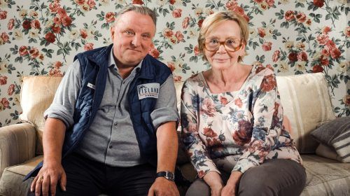 In Eisland schauen Marko Wendrichs (Axel Prahl) und Frau Horn (Christine Schorn) Soaps im Fernsehen. NDR/G. Timpen