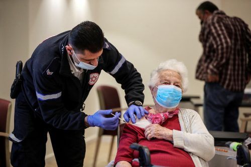 In Netanya, Israel, wird eine ältere Frau zum vierten Mal geimpft. RTS