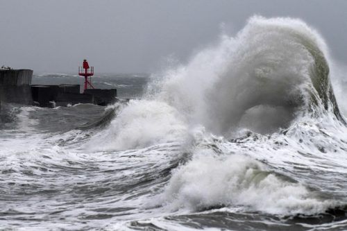 In Plobannalex-Lesconil, Frankreich, erreichte der Sturm Windgeschwindigkeiten von bis zu 140 km/h.  AFP