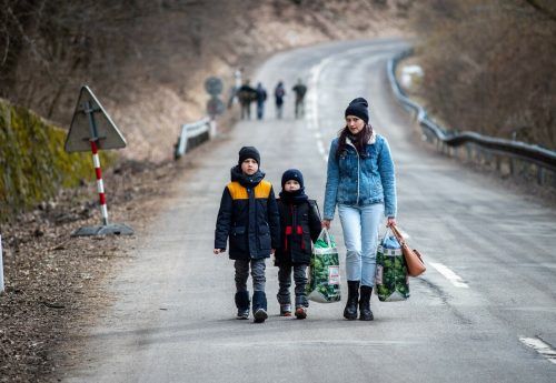 Infolge der russischen Invasion sind diese Frau und die beiden Kinder über die Grenze in die benachbarte Slowakei gekommen.  AFP