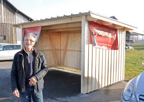 Initiator Peter Zucali vor dem Verkaufsstand an der Harder Rheinstraße, in dem ab 26. Februar Automaten für frische Ziegenmilch, Käse und Ziegenfleisch stehen.   ajk