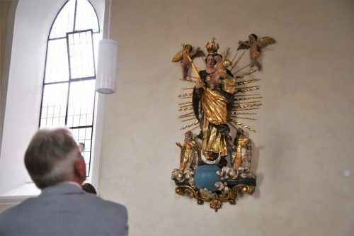 Innen erstrahlt die Alte Kirche bereits in neuem Glanz.  Ame, Tay(2)