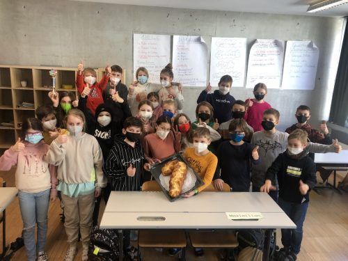 Insgesamt wurden 64 alte Handys gesammelt. Am fleißigsten war die Klasse 1A, die für ihren Einsatz auch belohnt wurde. BG Feldkirch