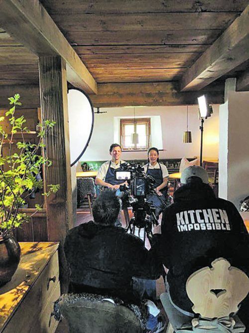 Jakob Zeller und Ethel Hoon bei den Dreharbeiten zu „Kitchen Impossible“ in ihrem Restaurant in Zug. Am Sonntagabend wurde die neue Folge auf Vox ausgestrahlt.  Zeller