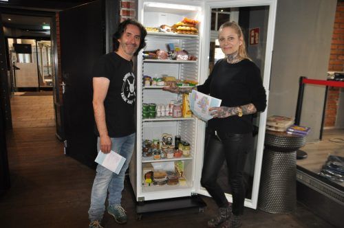 Joe Fritsche (Stunde des Herzens) und Bianca Fetzel (Art&Ink Club) haben sich für den offenen Kühlschrank in Bürs eingesetzt. HAB