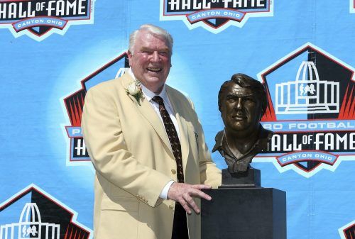 John Madden mit seiner Büste in der „Hall of Fame“ der National Football League. ap