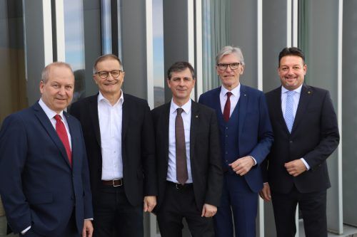Jürgen Kessler (Vorstandsvorsitzender-Stv.), Andreas Dorner (Aufsichtsratsvorsitzender), Michael Alge (designierter Vorstandsvorsitzender), Wilfried Hopfner (Vorstandsvorsitzender), Manfred Miglar (des. Stellvertreter).  raiffeisen