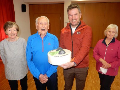 Kneipp-Obmann Bruno Greber überreichte dem stolzen Jubilar eine Überraschungstorte beim Gymnastikkurs des Kneipp-Aktivclubs.