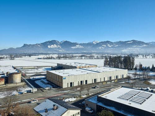 König hat sich in der hinteren der beiden neu gebauten Kunert-Hallen in Rankweil eingemietet.  Bruno Klomfar