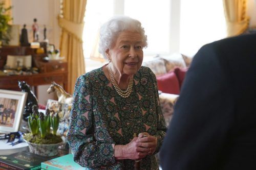 Königin Elizabeth II. am Mittwoch bei einem Empfang auf Schloss Windsor. Es wird angenommen, dass die Queen mindestens dreimal gegen Corona geimpft ist.  AP
