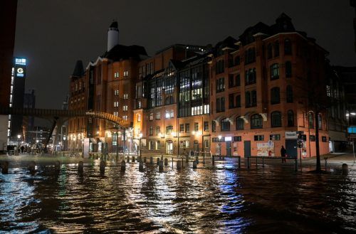 Land unter in Hamburg. Es soll vorläufig die letzte Sturmflut gewesen sein.   dpa