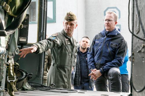 Landesrat Christian Gantner (r.) lässt sich von einem Piloten die Ausrüstung erklären.