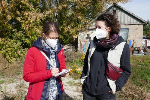 Laura Scherer (r.) bei ihrem letzten Besuch in der Ostukraine im Oktober 2021.